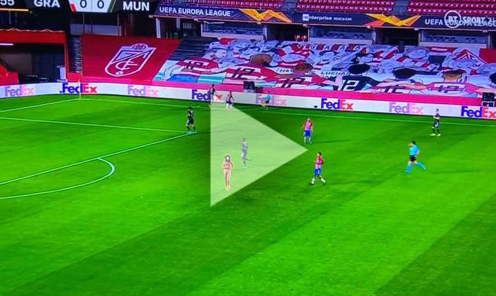 Nagi kibic wbiega na boisko podczas meczu Granada - Man United! xD [VIDEO]